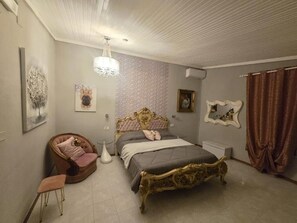 Ropa de cama de alta calidad, minibar, muebles diferentes y escritorio 