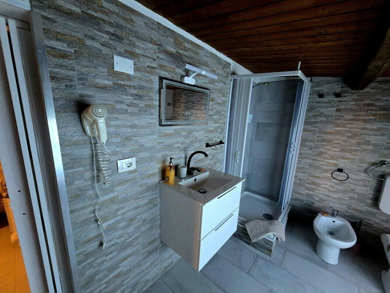 Double Room | Bilik Mandi | Pancuran mandi, pengering rambut, bidet, tuala disediakan 