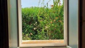 A window with a view of a garden. - Il Mirto e la Rosa Hoteles (Syracuse)