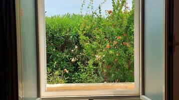 Habitación doble | Ropa de cama de alta calidad, minibar, muebles diferentes y escritorio