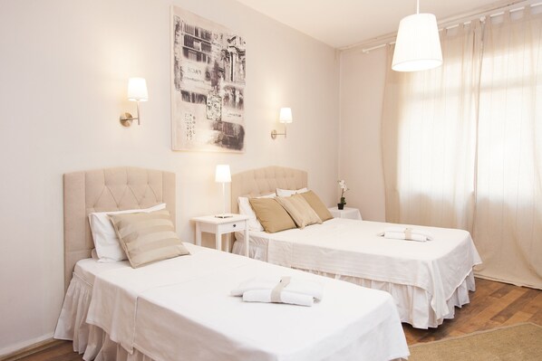 ميني بار ومكتب وستائر تعتيم ومكواة/لوح كي