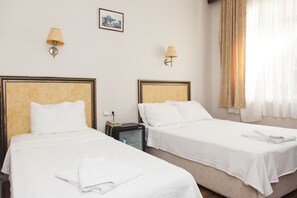 Minibar, desk, blackout curtains, iron/ironing board - Atlantis Hotel (Istanbul)