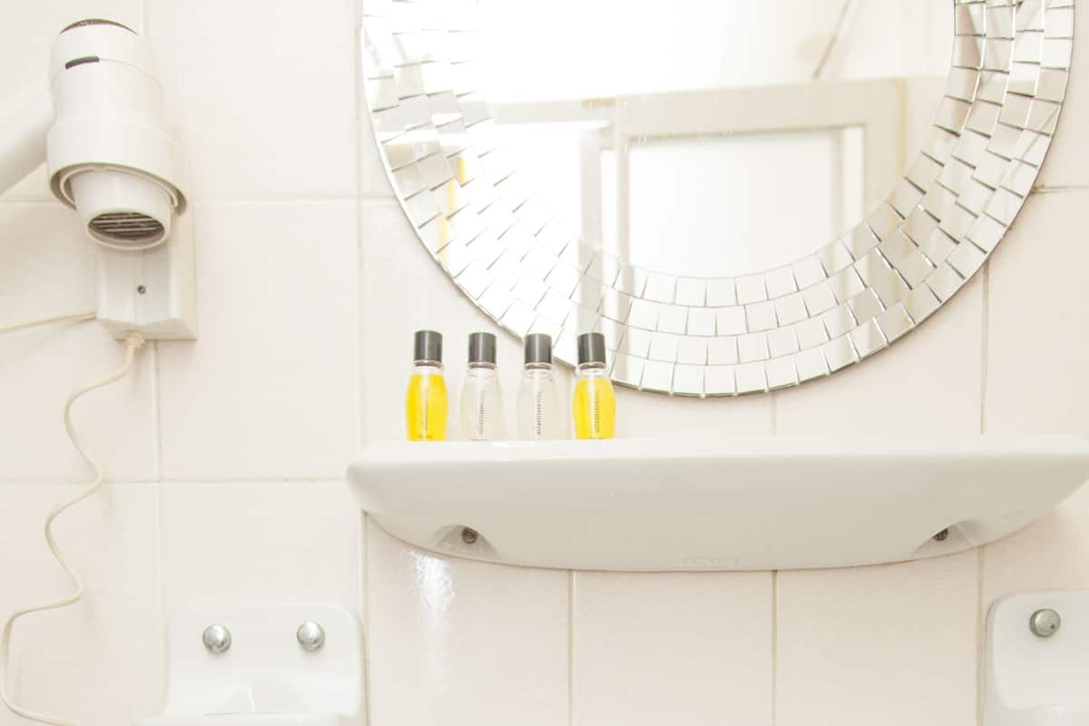 Een bad/douchecombinatie, gratis toiletartikelen, een haardroger
