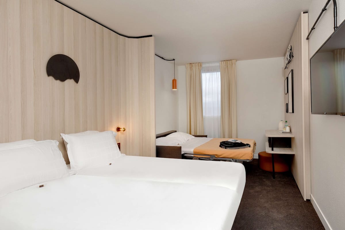 1 bedroom, premium bedding, in-room safe, desk