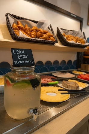 Daily buffet breakfast for a fee