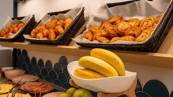 Bữa sáng buffet hàng ngày (13.90 EUR/mỗi người)