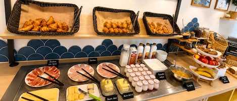Free daily buffet breakfast