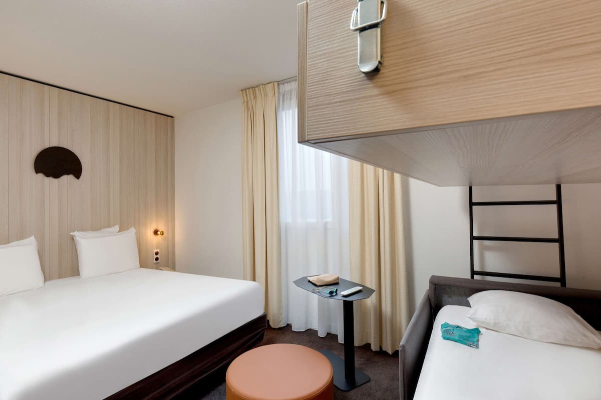 Premium bedding, in-room safe, desk, laptop workspace