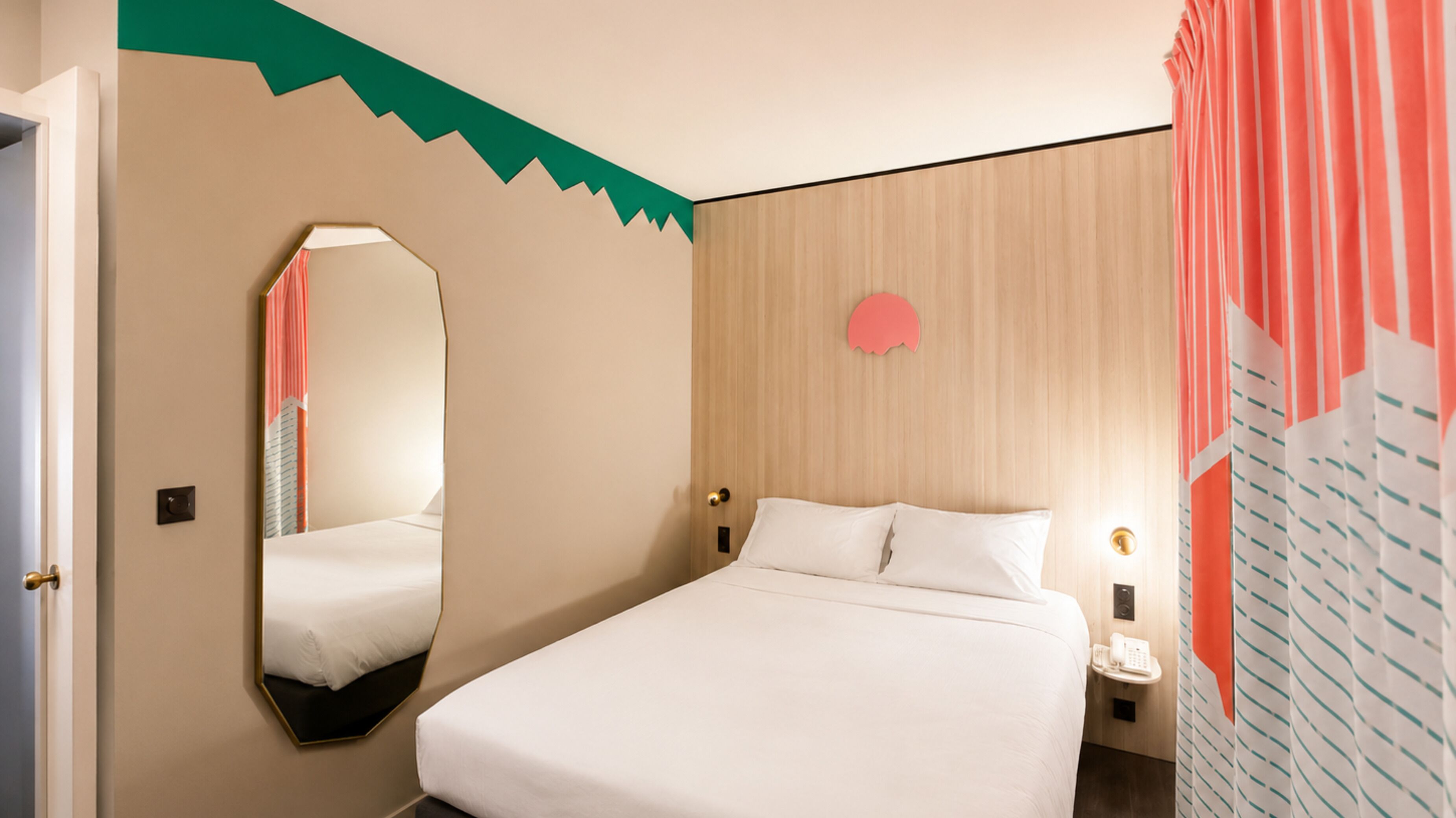 1 Schlafzimmer, hochwertige Bettwaren, Zimmersafe, Schreibtisch
