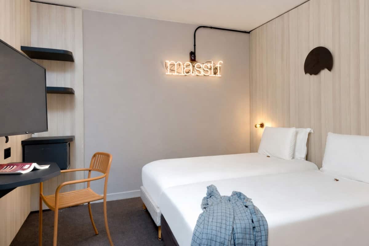 1 bedroom, premium bedding, in-room safe, desk