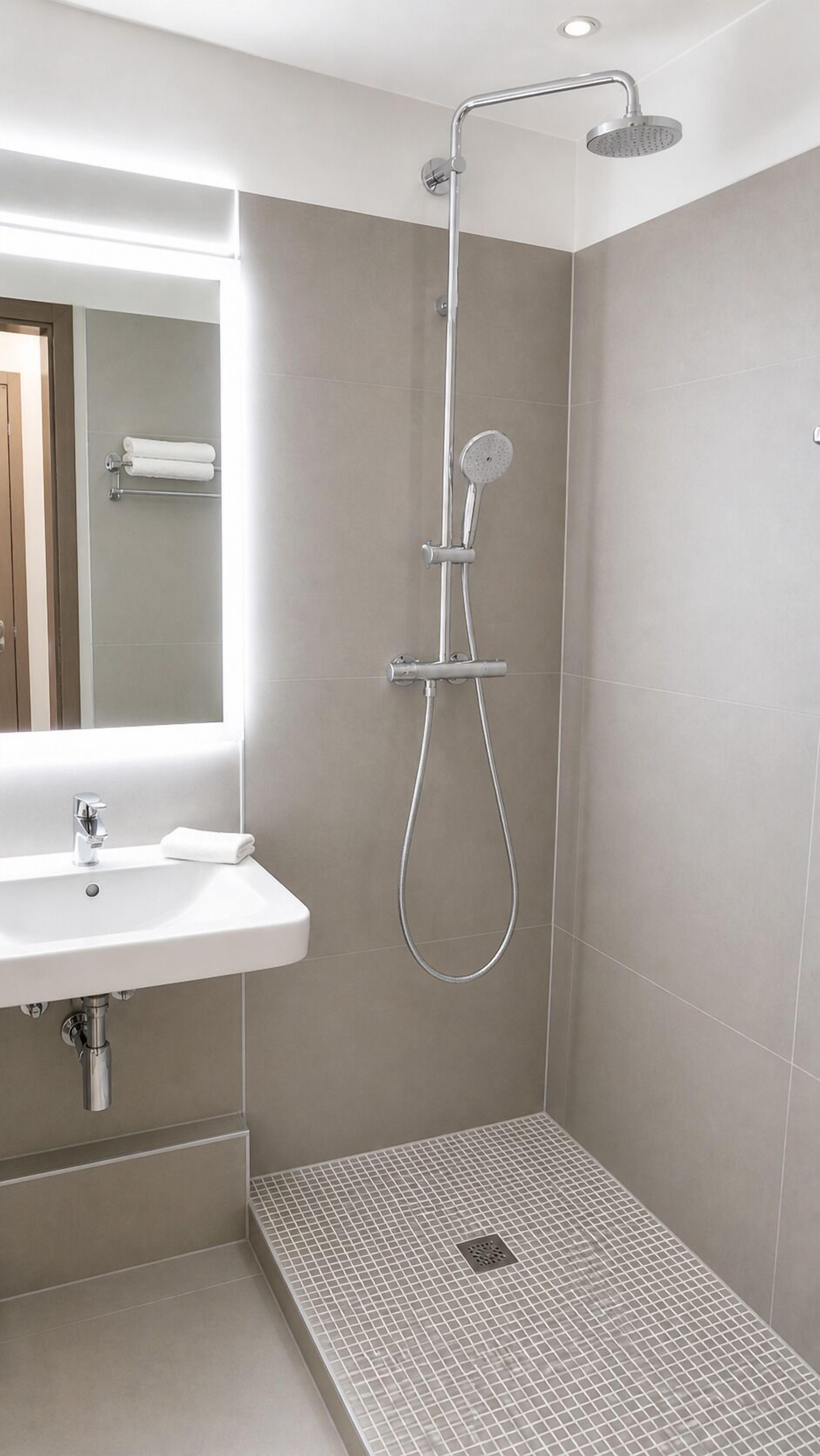 Articles de toilette écologiques, sèche-cheveux, serviettes fournies
