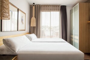 In-room safe, laptop workspace, iron/ironing board, cribs/infant beds - Aramunt Apartments (Barcelona)