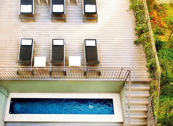 Piscina externa, espreguiçadeiras