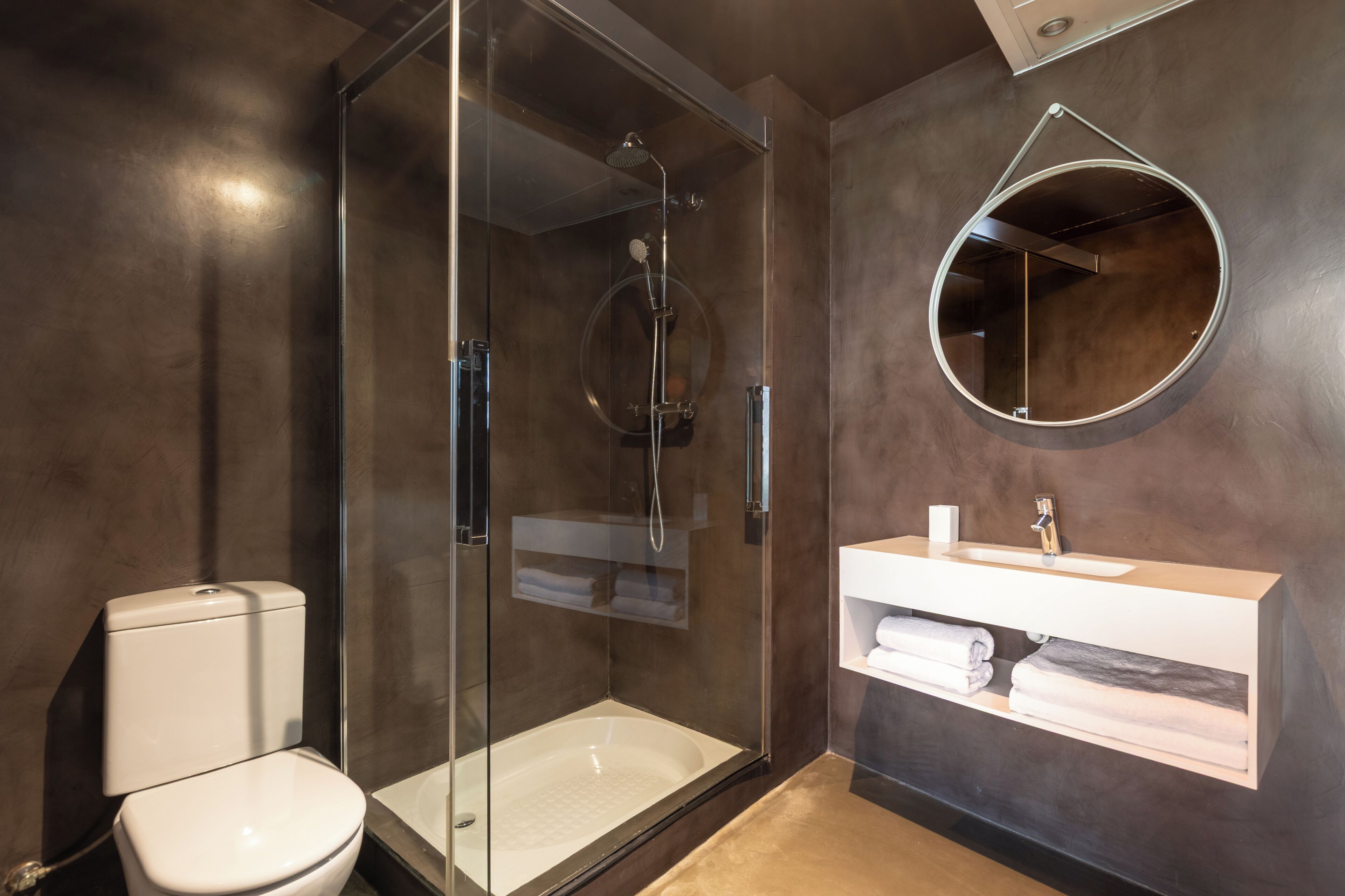 Een douche, een haardroger, handdoeken, zeep