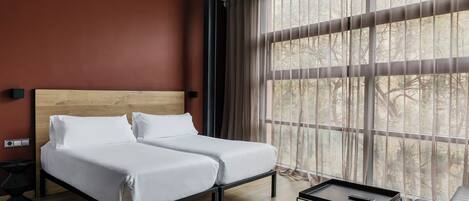 Caja de seguridad en la habitación y tabla de planchar con plancha