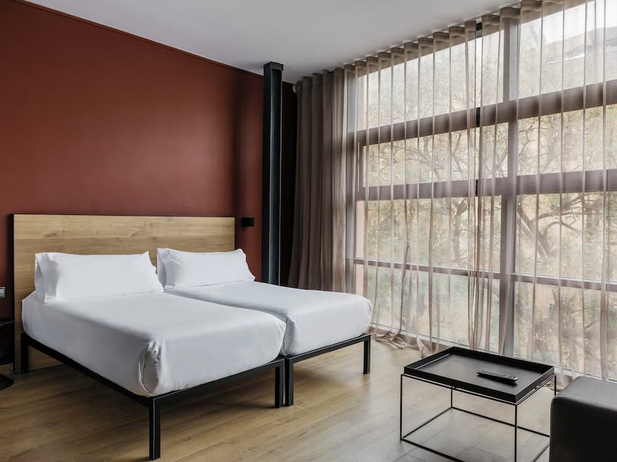 Tabla de planchar con plancha, wifi gratis y ropa de cama