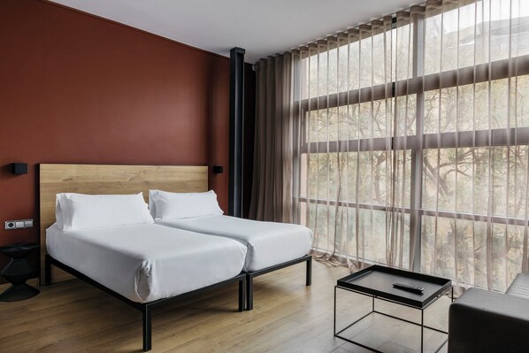 Caja de seguridad en la habitación y tabla de planchar con plancha 