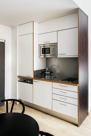 Apartamento família | Cozinha privada | Geladeira grande, micro-ondas, lava-louças, chaleira elétrica