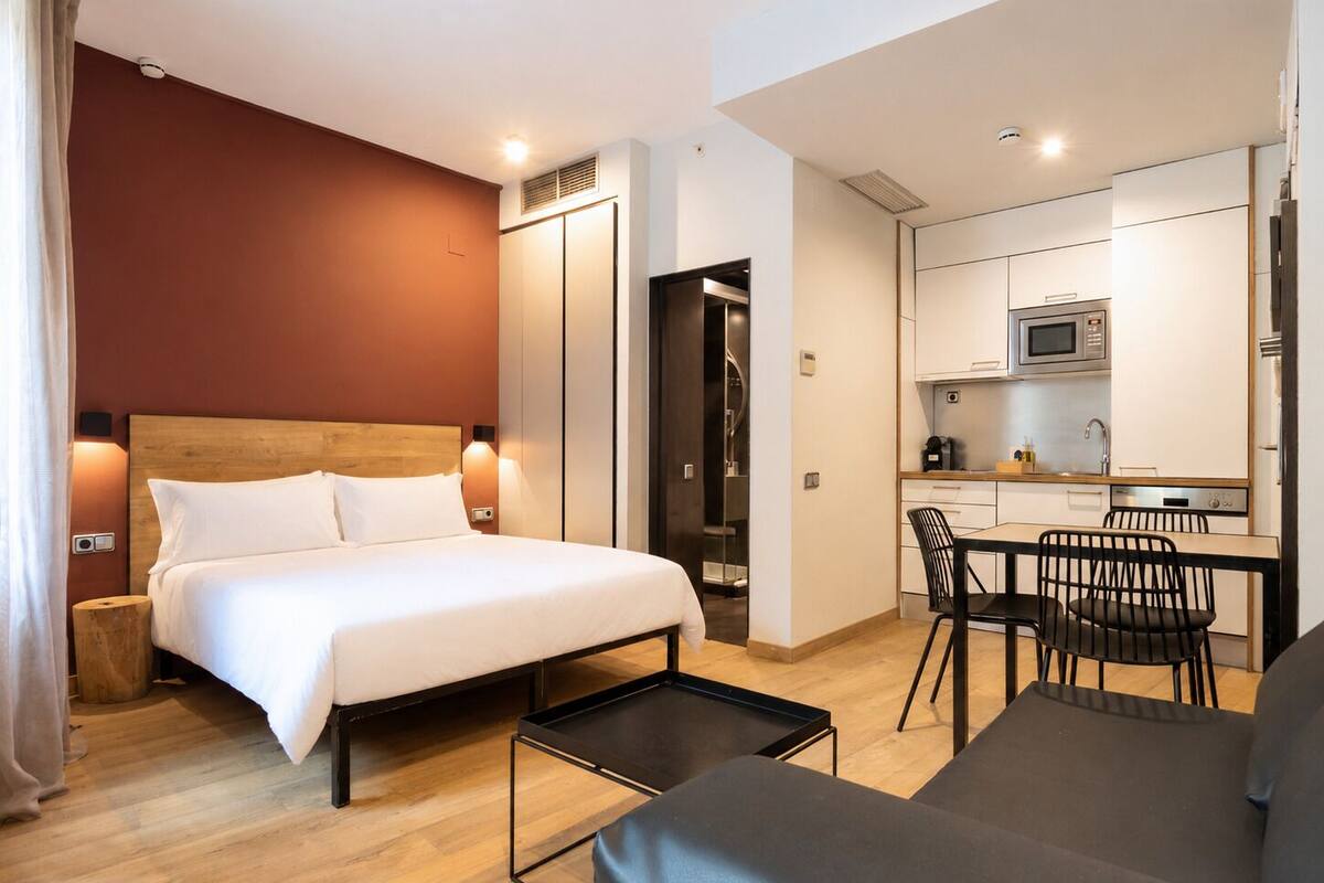 Family Room | Iron/ironing board, WiFi (free), bed sheets