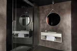 Shower, free toiletries, hair dryer, towels - Aparthotel Allada (Barcelona)