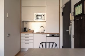 Coffee/tea maker, full-size fridge, microwave, dishwasher - Aspasios Born (Barcelona)