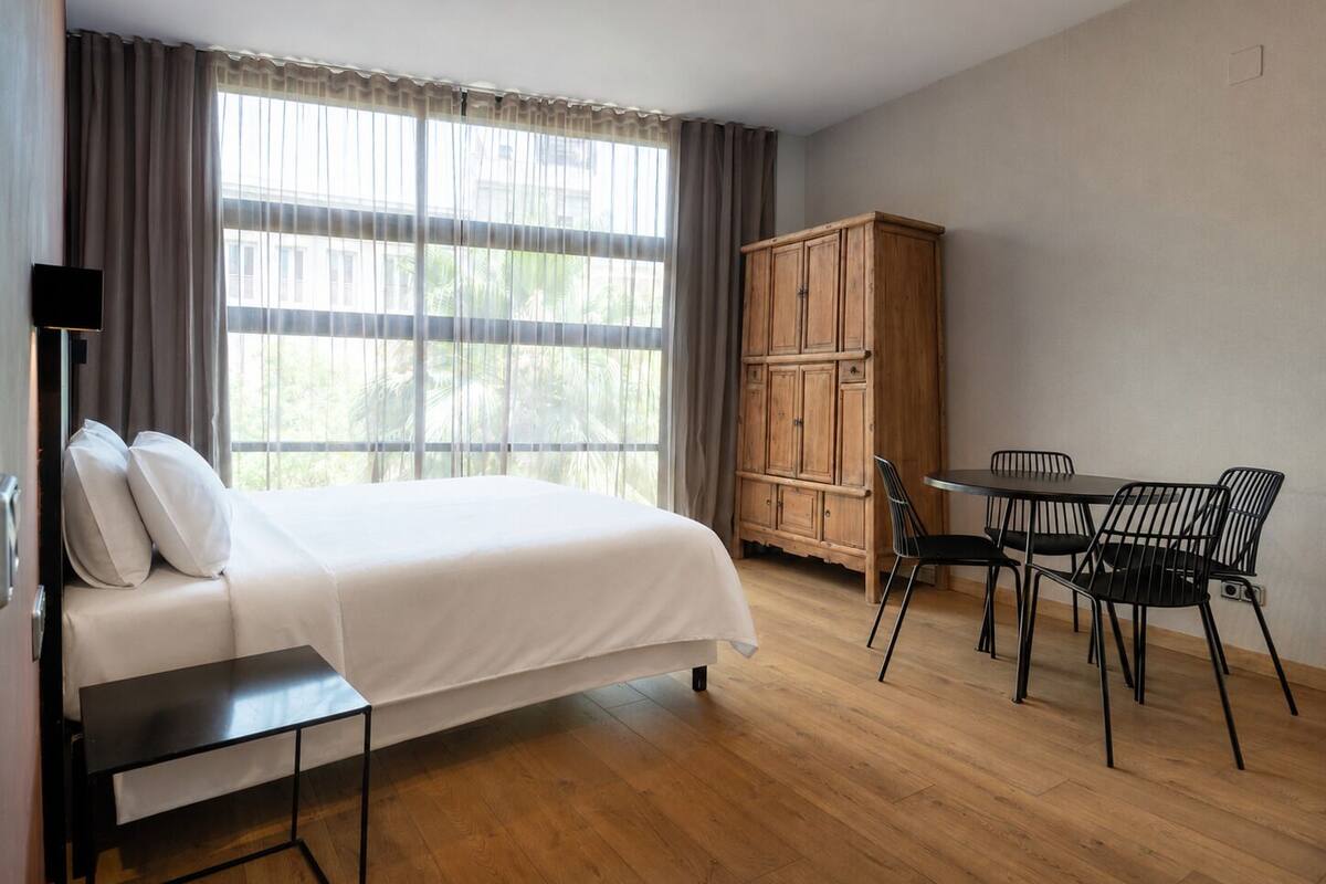 Superior Room | Iron/ironing board, WiFi (free), bed sheets