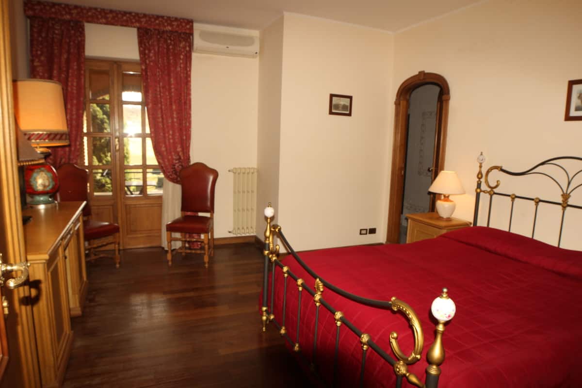 Double Room, Garden View | Minibar, blackout drapes, free WiFi, bed sheets