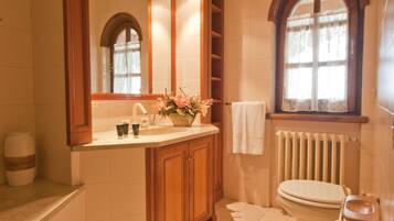 Chambre Double Supérieure, vue jardin | Salle de bain