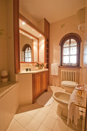 Superior Double Room, Garden View | Bathroom | Free toiletries, hair dryer, bidet, towels - Tenuta Cusmano Villa Resort (Grottaferrata)