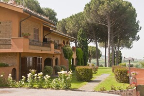 A two-story building with a balcony, arched windows, and a reception sign. - Tenuta Cusmano Villa Resort (Grottaferrata)