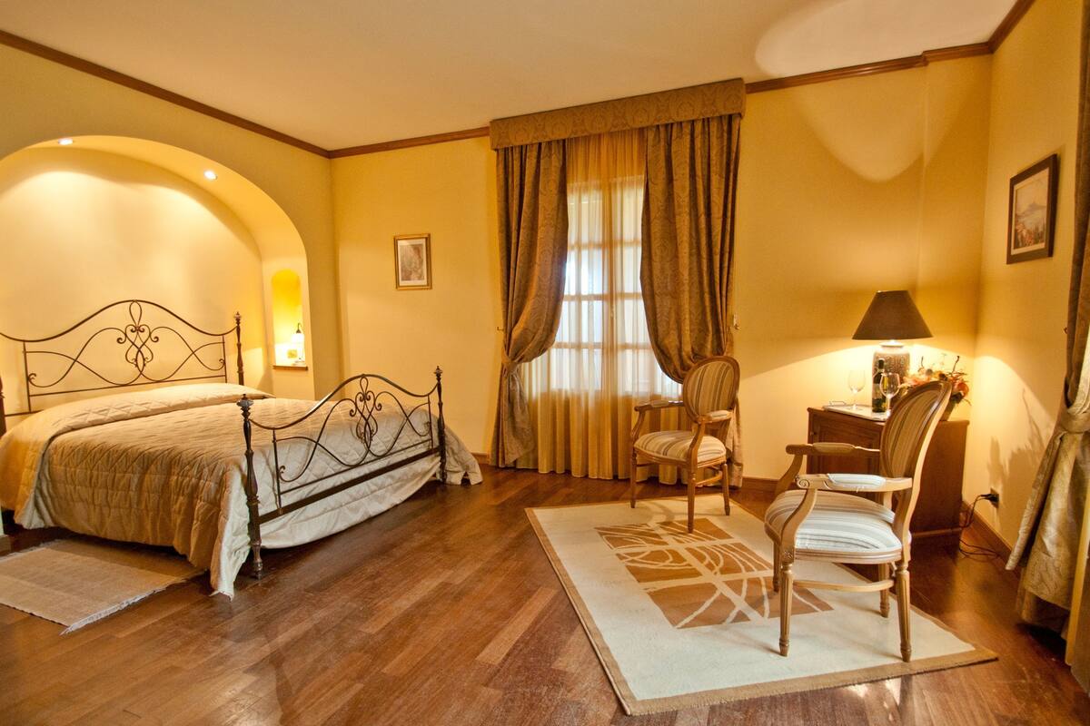 Deluxe Suite, Garden View | Minibar, blackout drapes, free WiFi, bed sheets