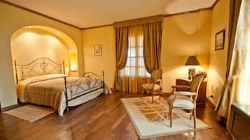 Deluxe Suite, Garden View | Minibar, blackout drapes, free WiFi, bed sheets