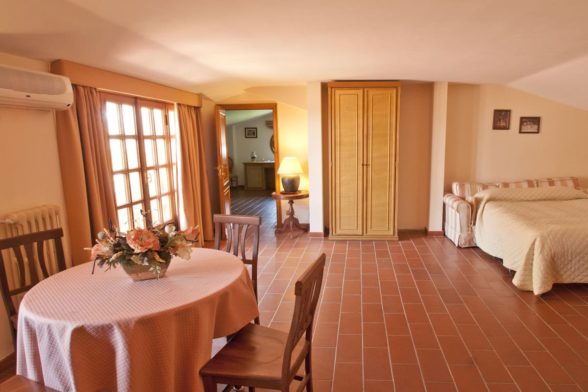 Apartment for 5 people (2 adults and 3 children) | Minibar, blackout drapes, free WiFi, bed sheets