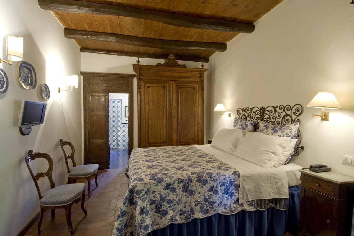 Premium bedding, minibar, in-room safe, soundproofing