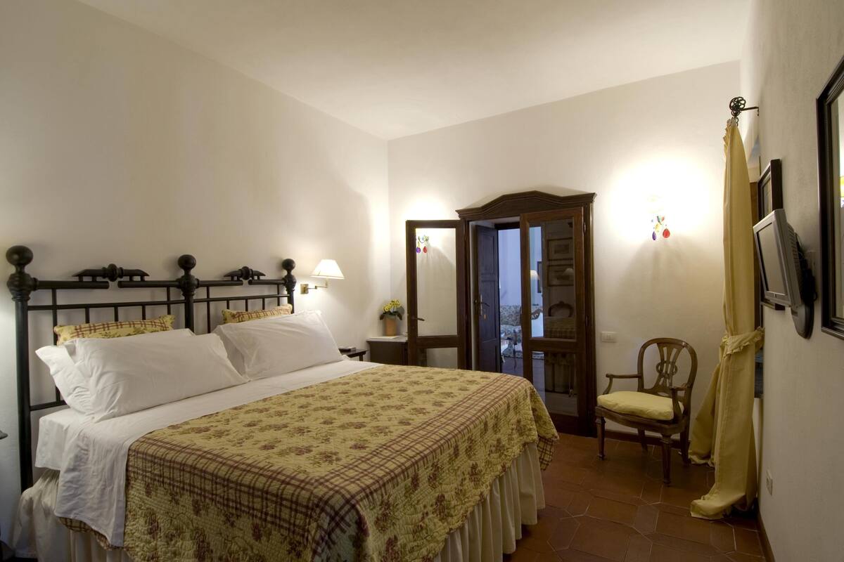 Premium bedding, minibar, in-room safe, soundproofing