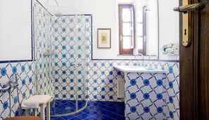 Regndusch, gratis toalettartiklar, hårtork och bidé