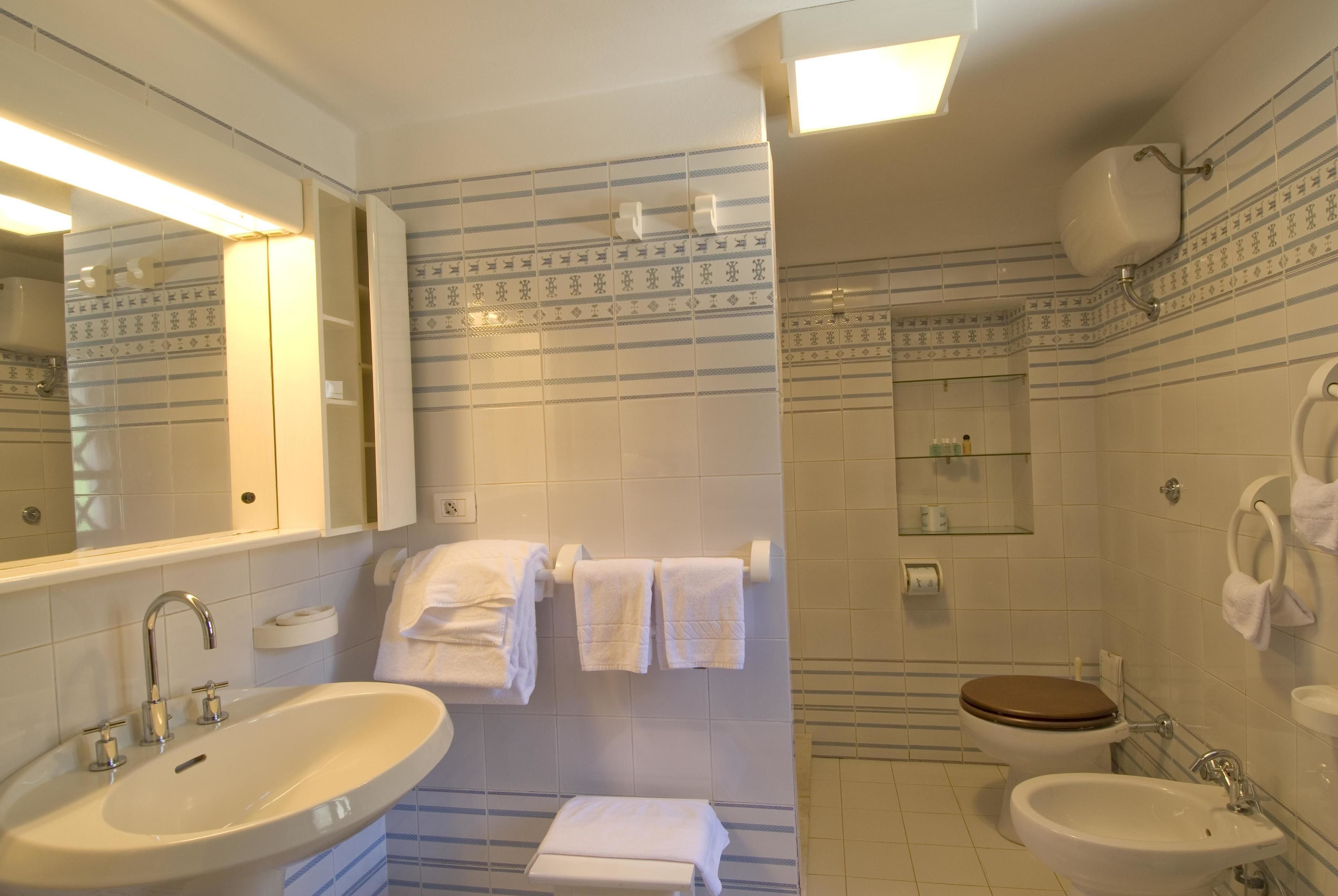 suite | bathroom | rainfall showerhead, free toiletries, hair dryer, bidet