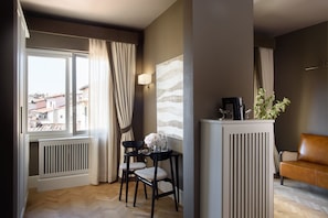 Deluxe Suite, Balcony, City View | Living area