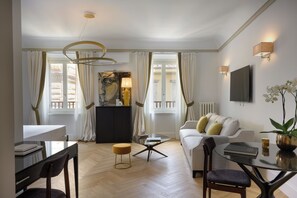 Deluxe Junior Suite | Hypo-allergenic bedding, memory foam beds, minibar, in-room safe - Tornabuoni Suites Collection (Florence)