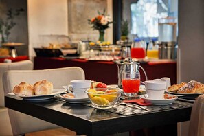 Daily buffet breakfast (EUR 12.5 per person) - 38 Viminale Street Deluxe (Rome)