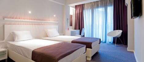 Literie hypoallergénique, lit avec matelas en mousse à mémoire, minibar