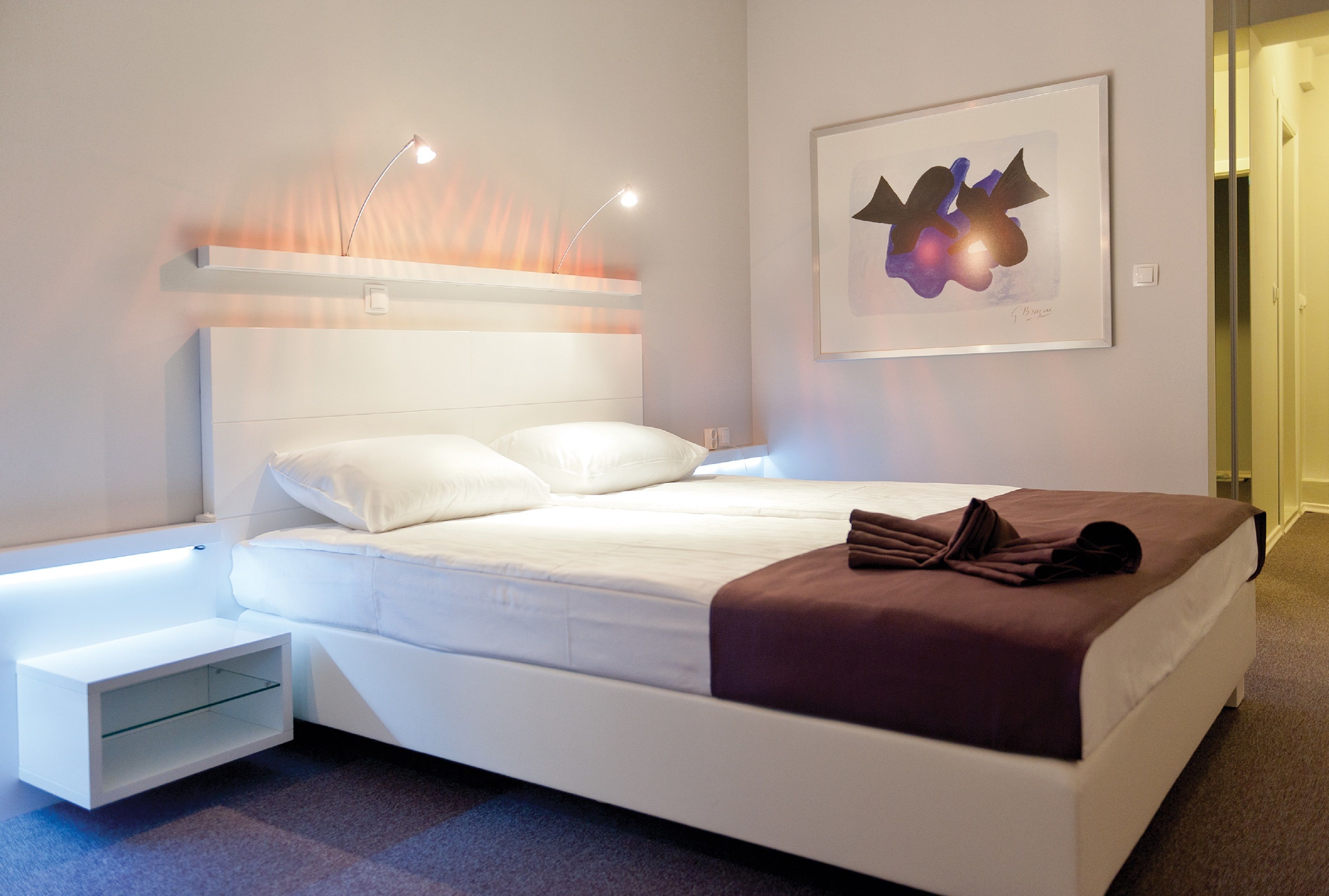 hypo-allergenic bedding, memory-foam beds, minibar, in-room safe