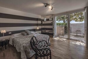 Quarto casal design, 1 cama de casal, suíte, vista para o jardim | Roupas de cama de algodão egípcio, edredons de pluma