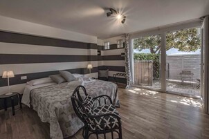 Design Double Room, 1 Double Bed, Ensuite, Garden View | Egyptian cotton sheets, down comforters, iron/ironing board, free WiFi