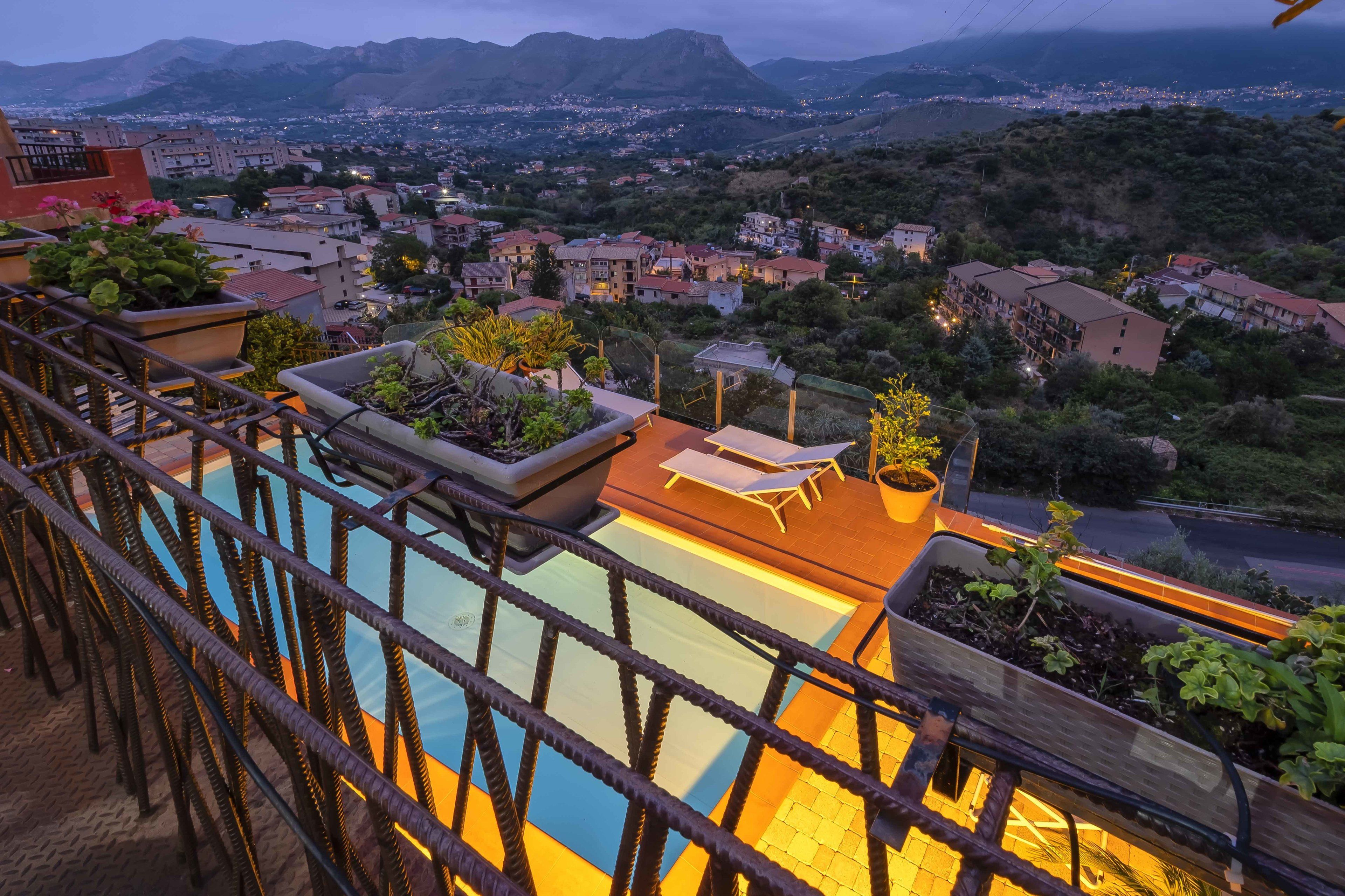 Piscine extérieure, chaises longues