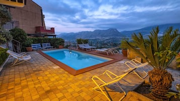 Utomhuspool och solstolar