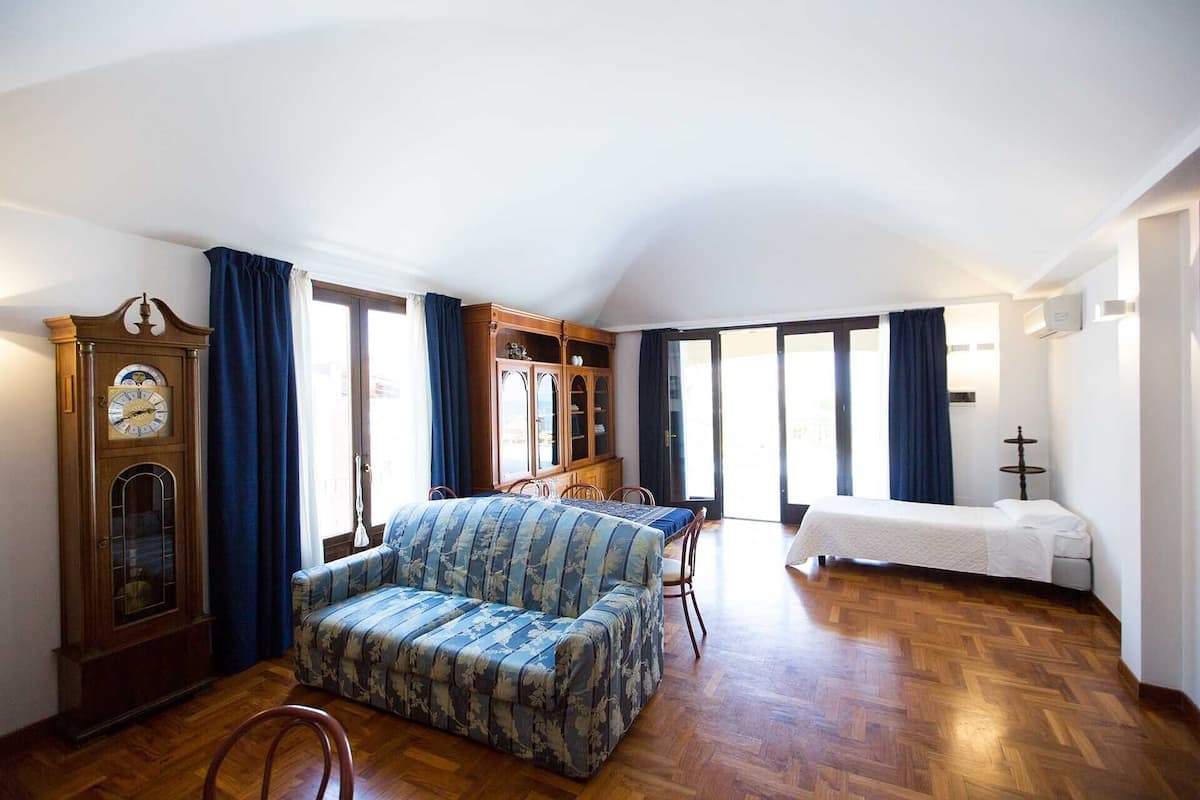 suite, terrace | living area | tv