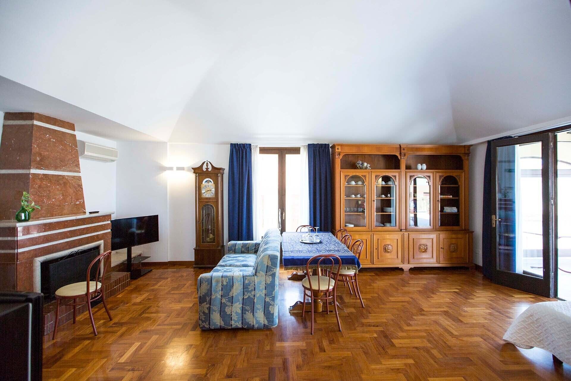 suite, terrace | living area | tv