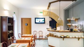 Free daily buffet breakfast