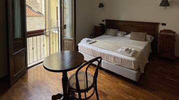 Family Room | Minibar, in-room safe, desk, soundproofing